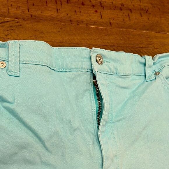 Gloria Vanderbilt blue cuffed shorts - Picture 2 of 8